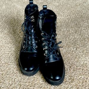 Like NEW Dunes Size 9 boots